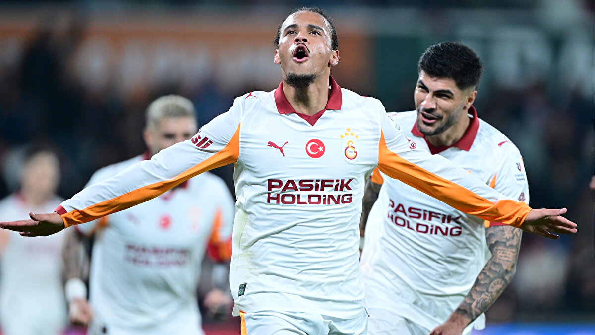 "LEROY SANE İÇİN HİÇ ŞAŞIRMADIM"<br>Ezeli rakipleri Galatasaray'ın Alman futbolcusu Leroy Sane hakkında da konuşan Tedesco, “Ben öncelikle bizim takımımıza bakıyorum, diğer takımların ne yaptığına pek bakmıyorum. Ama benim izlenimim, Leroy Sane'nin çok iyi oynadığı yönünde. Bu yüzden milli takıma geri dönmesine şaşırmadım. Sane, Bayern Münih'te az oynadığı için futbol oynamayı unutmadı." ifadelerini kullandı.