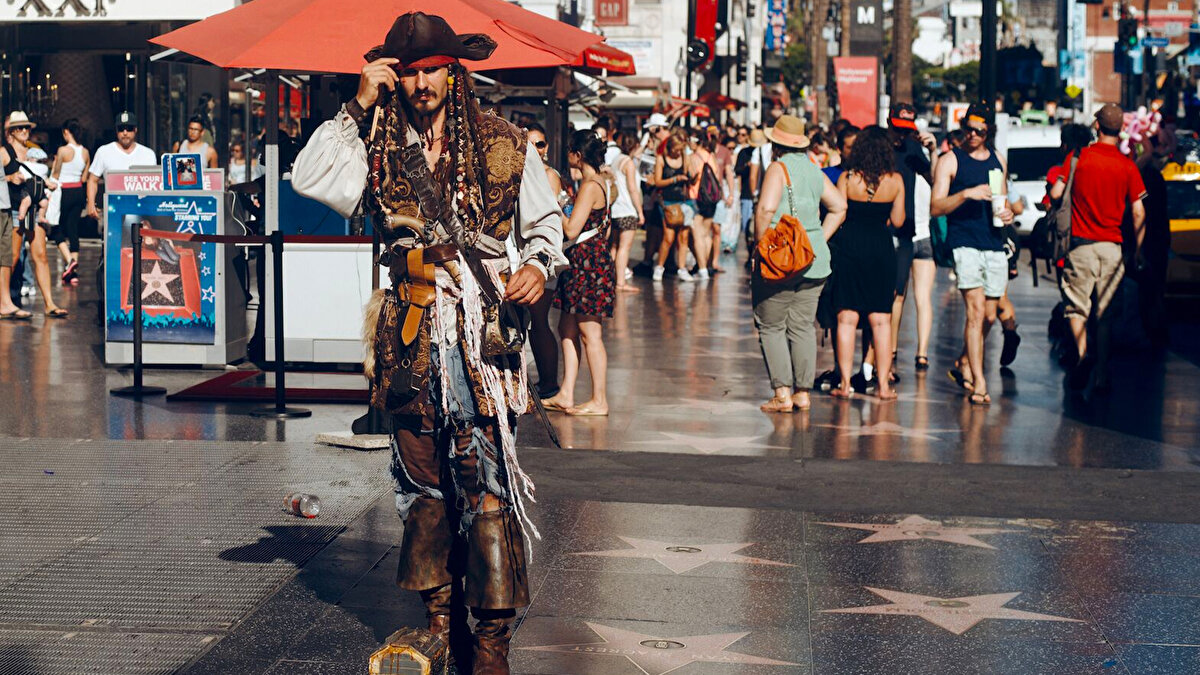 1. 🇺🇸 Hollywood Şöhretler Yolu <br> Los Angeles'ın simgesel bulvarı, aşırı kalabalık, güvenlik endişeleri ve beklenen "Hollywood ışıltısı" ambiyansını sunmaması nedeniyle listenin başında yer alıyor.