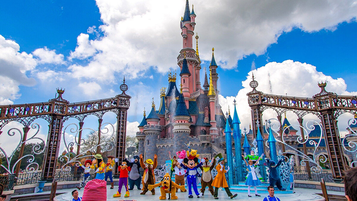 8. 🇫🇷 Disneyland Paris<br>Avrupa'nın en popüler eğlence parklarından biri olmasına karşın, uzun kuyruklar, yüksek ücretler ve yoğunluk nedeniyle memnuniyet düşüyor.