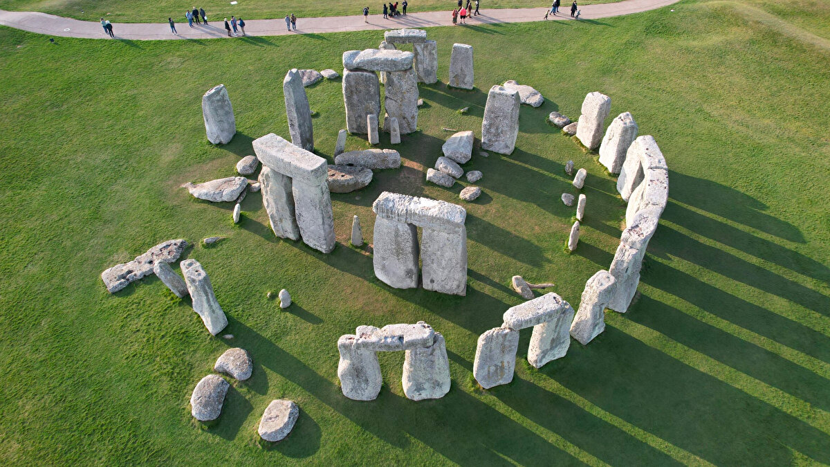 7. 🇬🇧 Stonehenge<br>Dünyanın en mistik anıtlarından biri olmasına rağmen, ziyaretçilerin taş anıtlara çok yaklaşamaması ve bölgedeki yoğunluk deneyimi zayıflatıyor.
