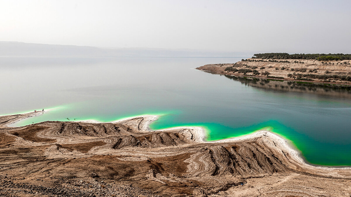 2. 🇯🇴 Lut Gölü <br>Batmadan yüzme deneyimi sunmasına rağmen, aşırı turistikleşme, pahalı hizmetler ve çevresel bozulma ziyaretçilerden düşük puan almasına neden oldu