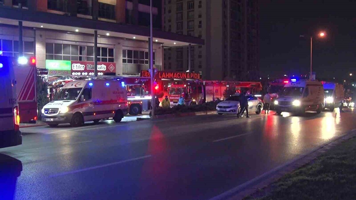 Yoğun duman sebebiyle otelde kalan yerli ve yabancı turistler tedbiren tahliye edilirken dumandan etkilenen 4 kişi tedbiren hastaneye kaldırıldı. Dumandan hafif şekilde etkilenen diğer kişiler ise ambulanslarda oksijen desteği aldı.