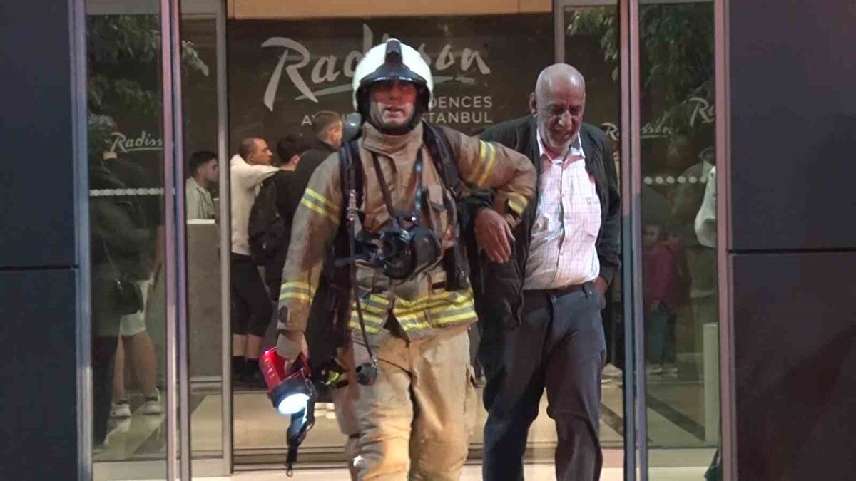 Yangın sebebiyle önce odaya sonra diğer katlara duman yayıldı. İhbar üzerine olay yerine çok sayıda itfaiye, sağlık ve polis ekipleri sevk edildi. İtfaiye ekipleri yangını kısa sürede söndürdü. 