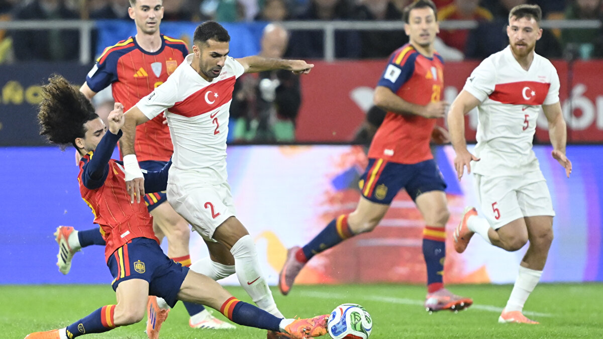 "İKİ GOL ATIP YENMEYE ÇALIŞMAK ÖNEMLİ BİR BAŞARI"<br><br>Fatih Doğan: "Skora göre yazı yazmayı tercih etmem… İspanya-Türkiye maçının sonucuna bakıp yazacak değiliz. Dünya Kupası yolunda, gruplarda bırakın maç kaybetmeyi tek gol yememiş, üstelik bizi kendi evimizde 6-0'la geçmiş İspanya'ya iki gol atıp yenmeye kalkışmak çok önemli bir başarı…"