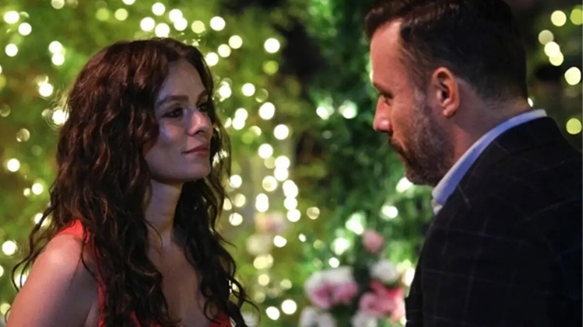 Sakıncalı dizisi nerede çekiliyor?<br><br>Dizinin çekimleri İstanbul’da yapılıyor. Özellikle Beşiktaş, Eminönü, Galata ve Beykoz çevresindeki sokaklar sık sık tercih ediliyor. Tarihi dokular ve Boğaz manzarası, dizinin atmosferine güçlü bir arka plan sağlıyor.