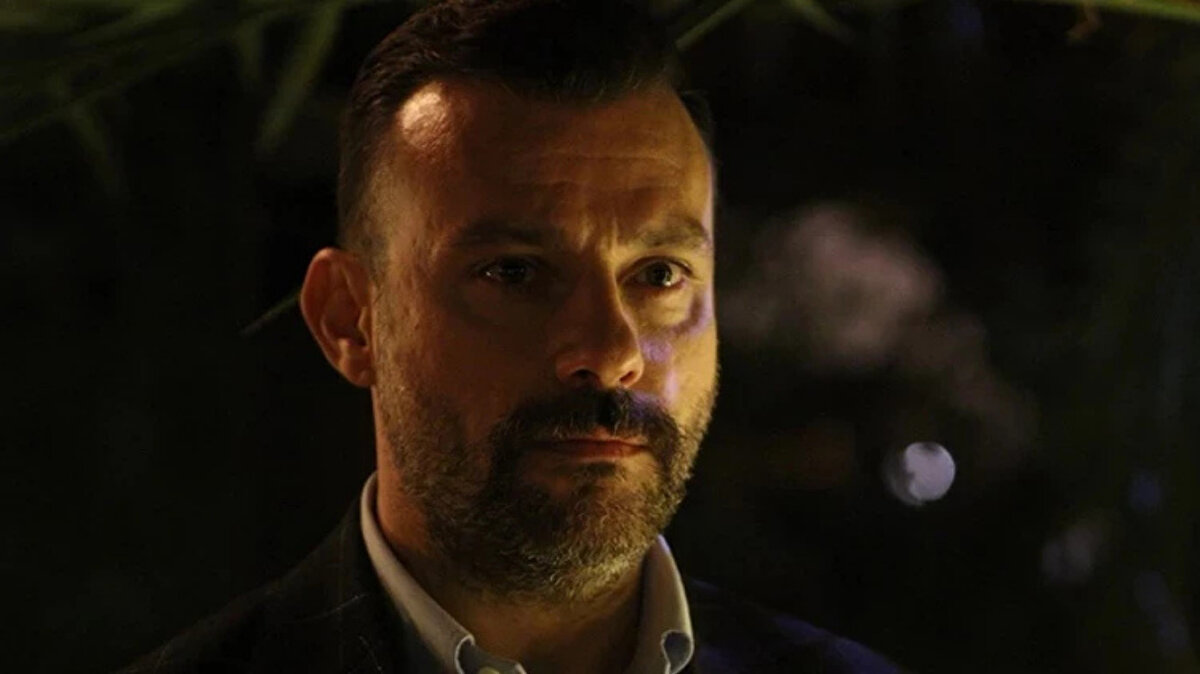 Özge Özpirinççi hangi karakterde?<br><br>Başrol oyuncularından Özge Özpirinççi, dizide Süreyya Gökmen karakterini canlandırıyor. Oğlunun kaybının ardından yaşadığı travma, hikâyenin merkezini oluşturuyor.