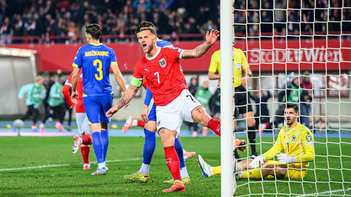 AVUSTURYA-BOSNA HERSEK MAÇI SENARYOYU BELİRLEDİ<br><br>Bosna Hersek, dün oynanan karşılaşmada Avusturya ile 1-1 berabere kaldı. Eğer Bosna Hersek galip gelseydi Türkiye, Dünya Kupası’na 2. Torbadan girecekti.<br>Ancak beraberlikle sonuçlanan maçın ardından A Milli Takım, Dünya Kupası’na gitmesi durumunda 3. Torbadan girecek. 