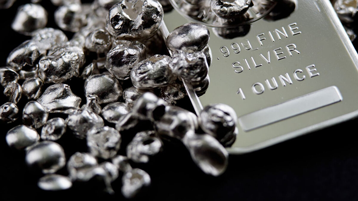 Gümüş yeniden yükselişte<br><br>Fed tutanakları ve istihdam raporu öncesi artan belirsizlik, yatırımcıları güvenli limanlara yöneltti. Gümüş fiyatları gün içinde 52,47 dolar seviyesine çıktı.