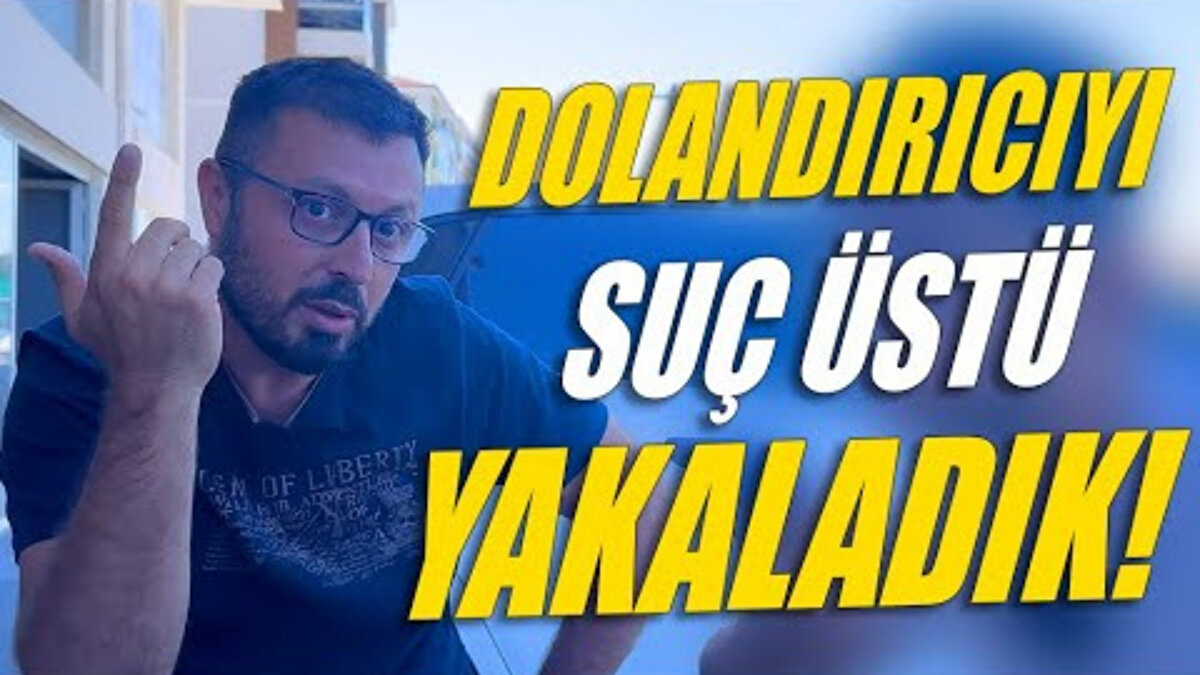 Videoda, kendisini alıcı gibi tanıtarak satıcıya ulaşan dolandırıcının adım adım kurduğu düzen görüldü. Araç sahibiyle 1 milyon 410 bin TL’ye anlaşan dolandırıcı, ilanı kaldırması için 1000 TL kapora gönderdi. Ardından da türlü hikâyelerle güven oluşturmaya çalıştı. Satıcı ise durumu fark edince, plan bozulmasın diye dolandırıcıya belli etmeden oyuna devam etti.<br><br>Dolandırıcı, satın alacağı aracı aslında başka bir kişinin üzerine aldıracağını, o kişinin yanında zor durumda kalmamak için bu aracı almak zorunda olduğunu iddia etti. Hatta satıcıya, kendisini sorarlarsa “eniştem olur” demesi gerektiğini söyleyecek kadar ileri gitti. Bu sırada aynı aracın fotoğraflarını kullanarak 1 milyon 50 bin TL’ye yeni bir ilan açtı.