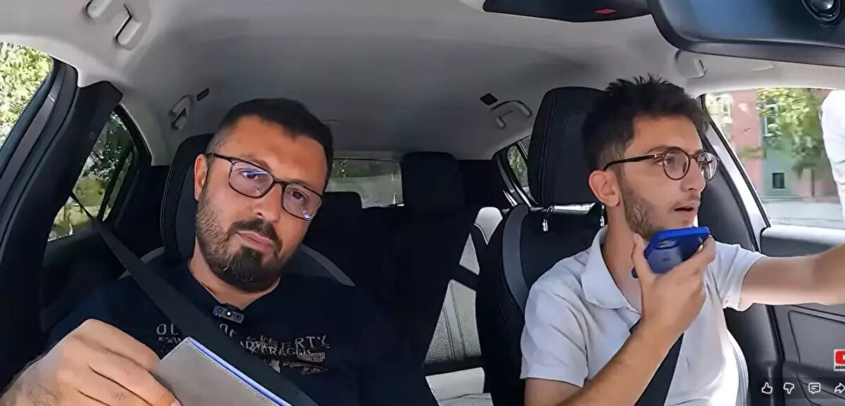 Videonun en çok konuşulan kısmı ise, dolandırıcının ifşa edildiği anda yaptığı röportaj oldu. Yaptıklarını adeta ticaret gibi anlatan kişi, “15 kişiyiz, haftalık hesap yapınca yağımız kavruluyor” diyerek pişkinliğini ortaya koydu. “Dünden beri uğraşıyorum, yemek yiyorum, içiyorum… Yola gidip gelen adam da para kazanıyor” sözleri tepkileri daha da artırdı.