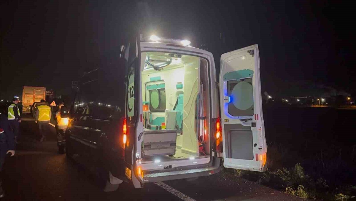 Yapılan incelemede bir aracın çarpması sonucu Abdurrahman Keş’in metrelerce uzağa savrulduğu, iki ayakkabısının da farklı noktalarda bulunduğu tespit edildi. Haber verilmesi üzerine Tekirdağ’ın Muratlı ilçesinden olay yerine gelen adamın yakınları sinir krizi geçirdi.