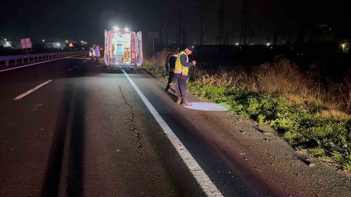 Edinilen bilgiye göre, D100 kara yolunun Büyükkarıştıran beldesi mevkiinde gece saatlerinde geçen sürücüler, yol kenarında yerde hareketsiz yatan bir kişiyi görünce 112 Acil Çağrı Merkezi’ni aradı.