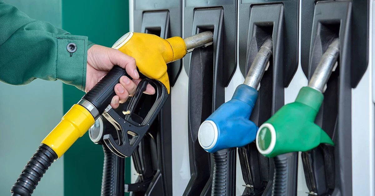 Akaryakıt fiyatları bugün ne kadar sorusu, yola çıkacak araç sahipleri tarafından en çok aratılan konuların başında geliyor. Brent petrol piyasası ve döviz kurundaki hareketlilik, pompa fiyatlarını doğrudan etkilemeye devam ediyor. Sürücülerin yakından takip ettiği 19 Kasım 2025 tarihli güncel benzin, motorin ve LPG fiyatları netleşti. Peki, deponuz bugün kaça dolacak? İşte İstanbul, Ankara ve İzmir güncel akaryakıt fiyatları...