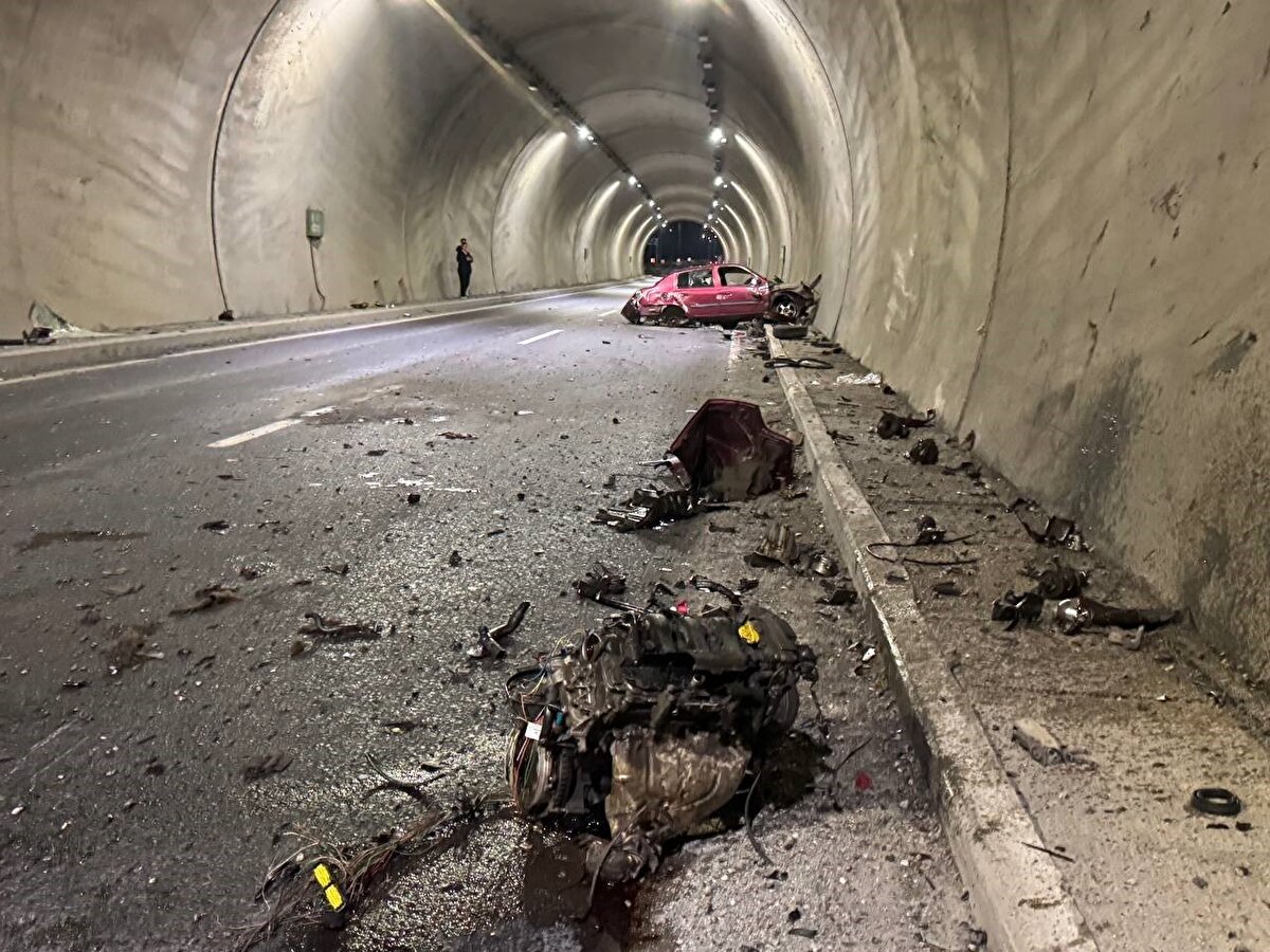 Motor metrelerce ileri fırladı<br><br>Çarpmanın etkisiyle otomobil büyük ölçüde hasar görürken, aracın motoru bulunduğu yerden koparak metrelerce ileri savruldu. İnceleme yapan ekipler, hız kadranının kazanın ardından 200 km/s seviyesinde takılı kaldığını belirledi. Yaralıların Atatürk Devlet Hastanesi’ndeki tedavileri devam ederken, sağlık durumlarının ciddiyetini koruduğu aktarıldı.