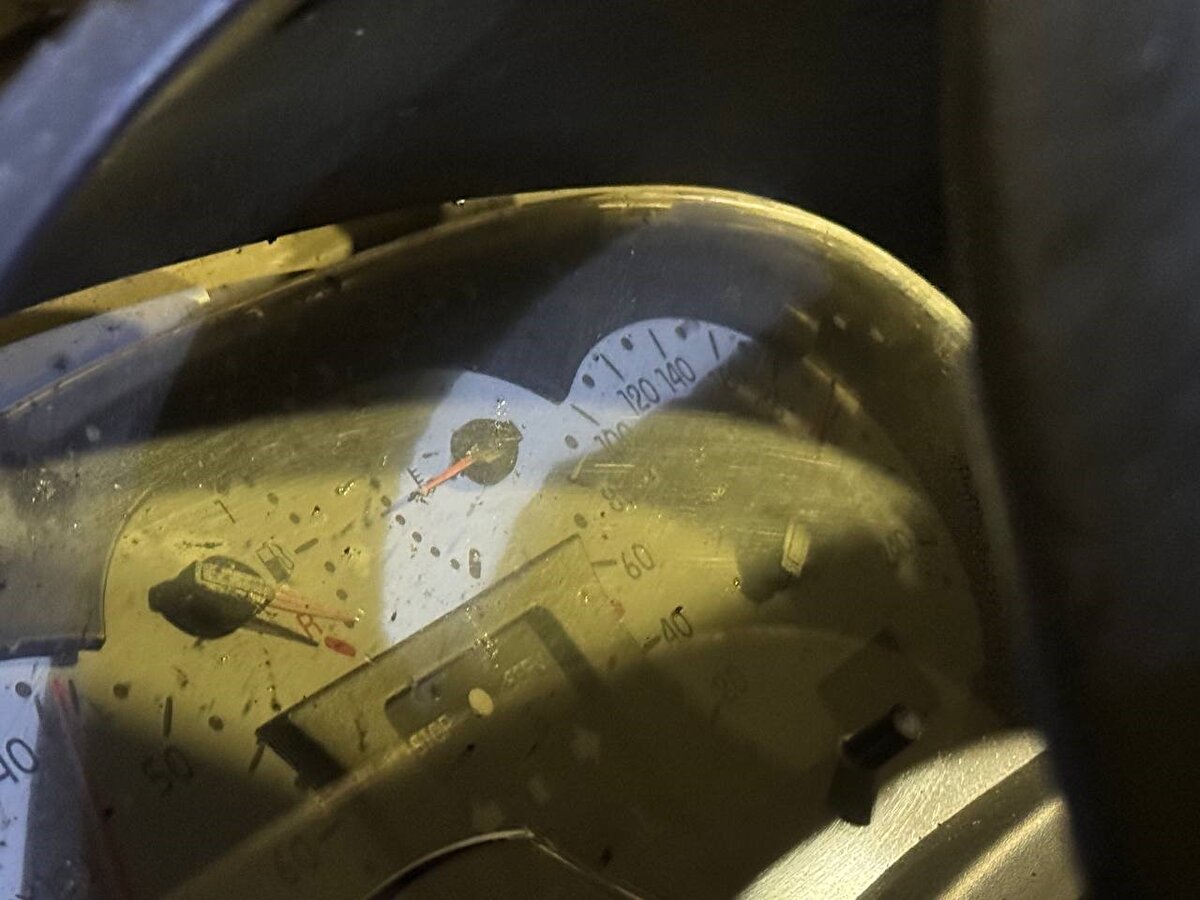 Zonguldak’ın Kilimli istikametine uzanan Uzunkum Tünelleri, gece saatlerinde meydana gelen ciddi bir kazaya sahne oldu. 20 yaşındaki sürücü M.A.’nın kullandığı otomobil, henüz belirlenemeyen bir nedenle kontrolden çıkarak tünelin duvarına çarptı. Kazada sürücü ile araçta yolcu olarak bulunan 16 yaşındaki N.E.D., ağır yaralı olarak hastaneye sevk edildi.