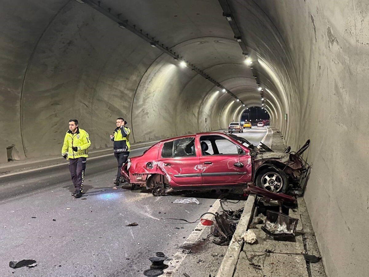Yol temizliği sonrası trafik yeniden açıldı<br><br>Kazanın ardından bölgeye itfaiye, sağlık ve polis ekipleri yönlendirildi. Maddi hasarın büyük olduğu araç çekici yardımıyla olay yerinden kaldırıldı. Yapılan temizlik ve güvenlik kontrollerinin ardından tünel yeniden ulaşıma açılarak trafik akışı normale döndürüldü.