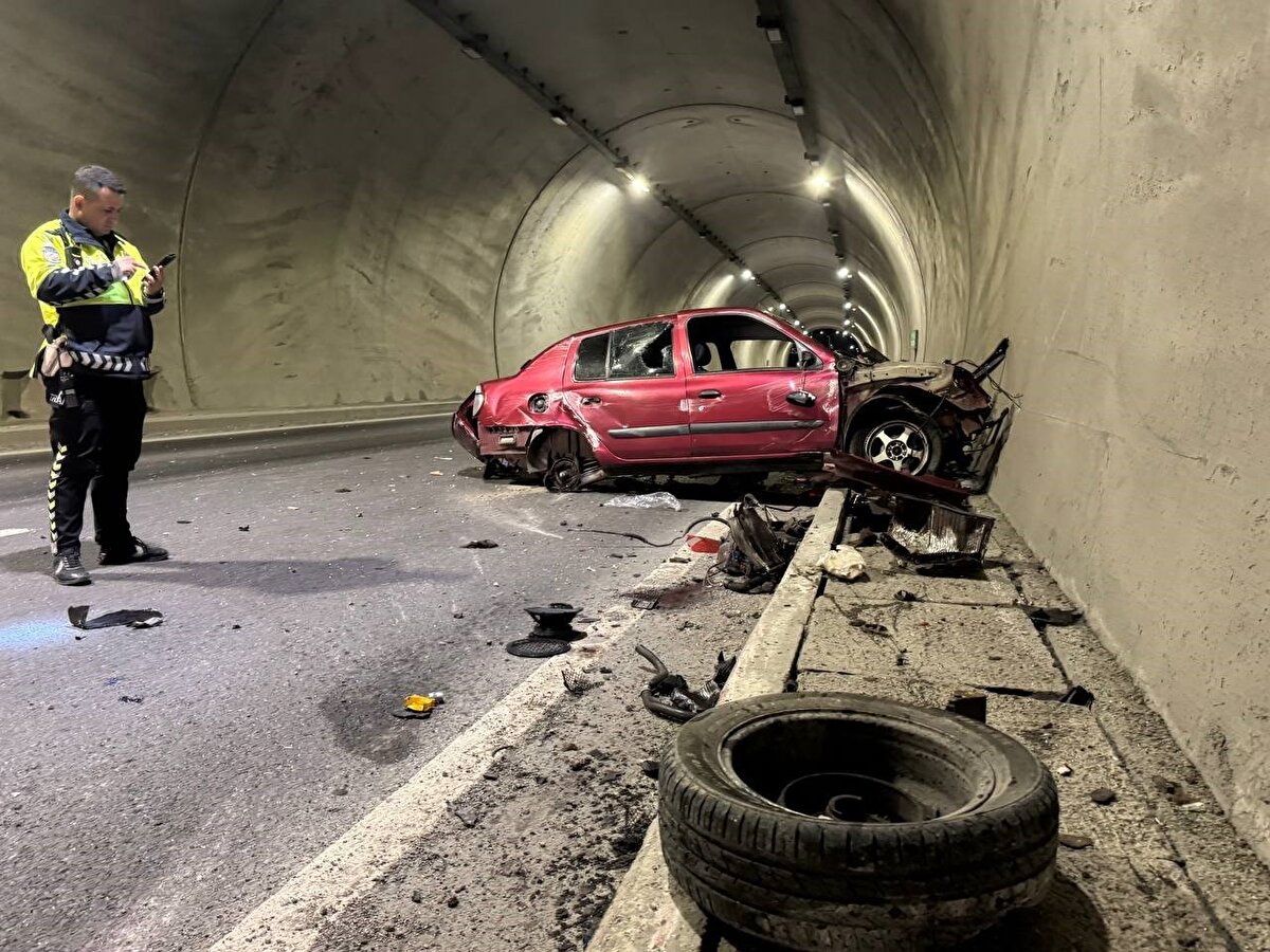 Zonguldak’taki Uzunkum Tüneli’nde gece saatlerinde meydana gelen kazada, kontrolden çıkıp duvara çarpan otomobil adeta parçalandı. Motorun metrelerce ileri savrulması ve hız göstergesinin 200 km/s’de takılı kalması, çarpmanın şiddetini gözler önüne serdi. İki genç ağır yaralı olarak hastaneye kaldırılırken tünel, temizlik çalışmalarının tamamlanmasının ardından trafiğe yeniden açıldı.