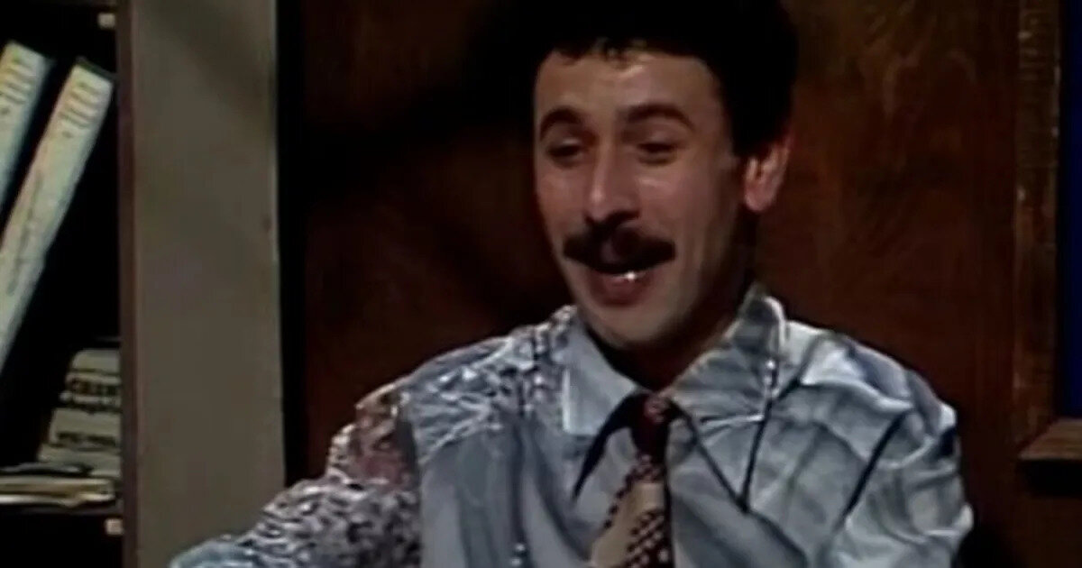 Usta oyuncunun yaşadığı zorlu süreç ise yıllar önce başladı. 2016 yılında açık kalp ameliyatı olan Bilgiç, operasyonun ardından psikolojik olarak yıprandı ve uzun bir tedavi sürecine girdi. Doktorlarının koyduğu şizofreni teşhisi sonrası Bilgiç’in yaşam şartları değişti ve daha kontrollü bir ortamda destek alması gerektiği için huzurevine yerleştirildi. O günden bu yana Bursa’da bir bakım merkezinde sakin bir hayat sürdüğü öğrenildi.