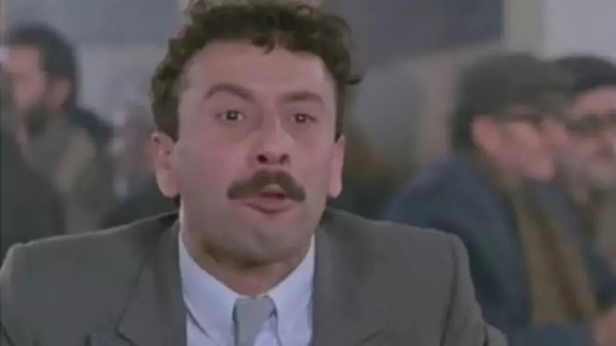 Türk sinemasının klasikleşmiş yapımlarında Kemal Sunal, Şener Şen ve birçok usta oyuncuyla aynı kadrolarda yer alan Necati Bilgiç, yıllar boyunca sivri dilli, komik ya da unutulmaz yan karakterleri büyük bir ustalıkla canlandırmıştı. “Arabesk”, “Bıçkın”, “Davacı”, “Milyarder”, “Karanfilli Naciye”, “Çirkinler de Sever” ve uzun soluklu “Çiçek Taksi” gibi pek çok yapımda iz bırakan sanatçı, bu kez ekranlara değil, sağlık durumuyla gündeme geldi.