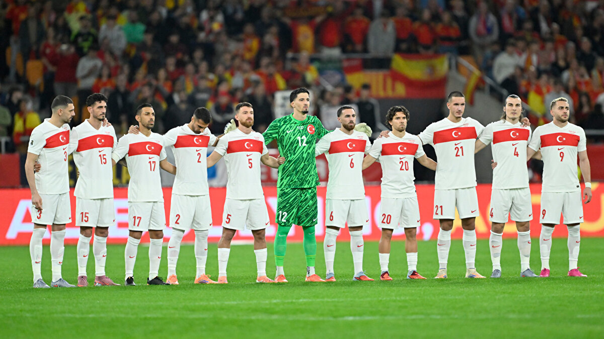 Saatin 90 bin euro ve biri alyans olduğu tahmin edilen yüzüklerin ise 60 bin euro değerinde olduğunu söyleyen yetkililer, yasal işlemlerin tamamlanmasının ardından bu eşyaların milli futbolcuya ulaştırılacağını ifade etti.