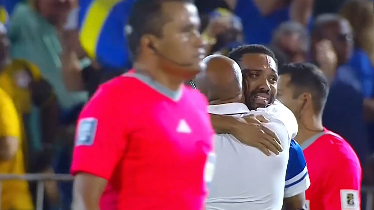 VAR İPTALİ CURAÇAO'YU DÜNYA KUPASI'NA TAŞIDI<br><br>Maçın uzatma dakikalarının son saniyelerinde hakem, Jamaika lehine penaltı kararı verdi. Tüm Curaçao halkını yasa boğmaya yakın olan bu karar, VAR incelemesi sonrasında iptal edildi. Kararın iptaliyle birlikte sevinç çığlıkları atan Curaçao takımı ve taraftarları, Dünya Kupası'na gitmeyi garantiledi.<br>