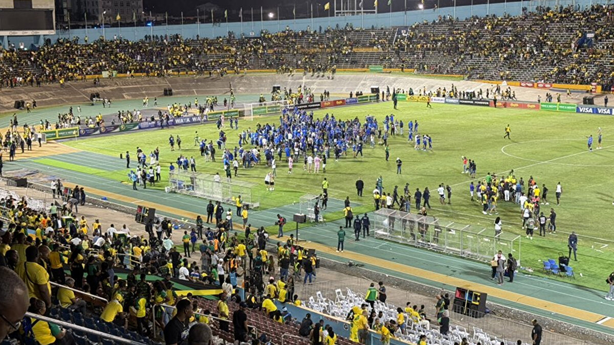 ADVOCAAT TARİHİ MAÇTA MAÇA ÇIKAMADI<br><br>Ailesel nedenlerle kritik Jamaika maçı öncesinde Hollanda'ya dönmek zorunda kalan Teknik Direktör Dick Advocaat, takımıyla sahada olamasa da, bu tarihi başarının mimarı olarak kayıtlara geçti. Ülkenin futbol federasyonu başkanı, bu başarının gerçekleşmesi durumunda Advocaat için bir anıt dikilebileceğini açıklamıştı.<br><br>Curaçao'nun bu "peri masalı" başarısı, dünya futbol gündemine oturdu ve küçük bir ülkenin doğru planlama ve kararlılıkla neler başarabileceğinin en güzel örneği oldu.