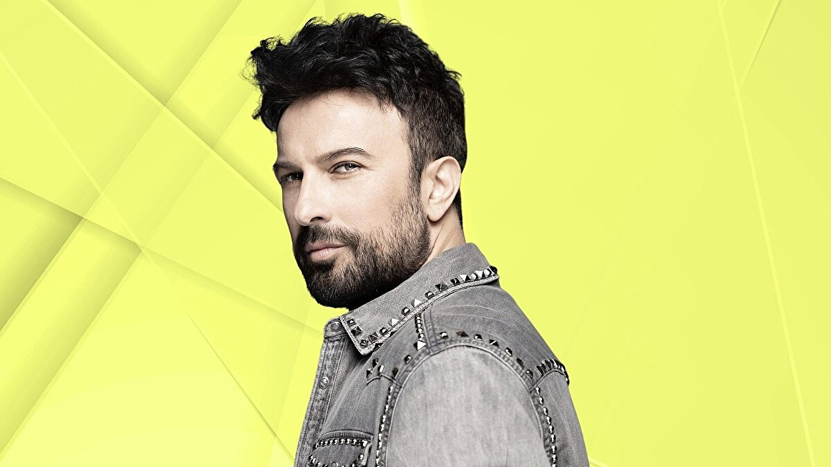 Tarkan neden yeniden konser verecek?<br><br>53 yaşındaki Tarkan uzun bir süredir gözlerden uzak bir yaşam sürüyordu. Sanatçı, sosyal medya hesabından yaptığı açıklamayla 2026’da sahneye dönüş heyecanını paylaştı.<br>“Hepsi Senin Mi?”, “Şımarık”, “Yolla”, “Dudu” gibi hitleriyle tanınan Tarkan’ın konserleri için yoğun talep bekleniyor.