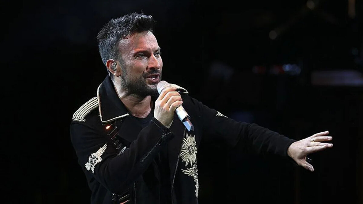 Tarkan bilet fiyatları belli oldu mu?<br><br>Şu an için 2026 Tarkan konserlerinin bilet fiyatları açıklanmadı.<br>Daha önceki konserlerdeki fiyatlandırmalar, bu yılki biletlerin de yüksek talep nedeniyle sınırlı sayıda ve hızlı tükenebileceğine işaret ediyor.