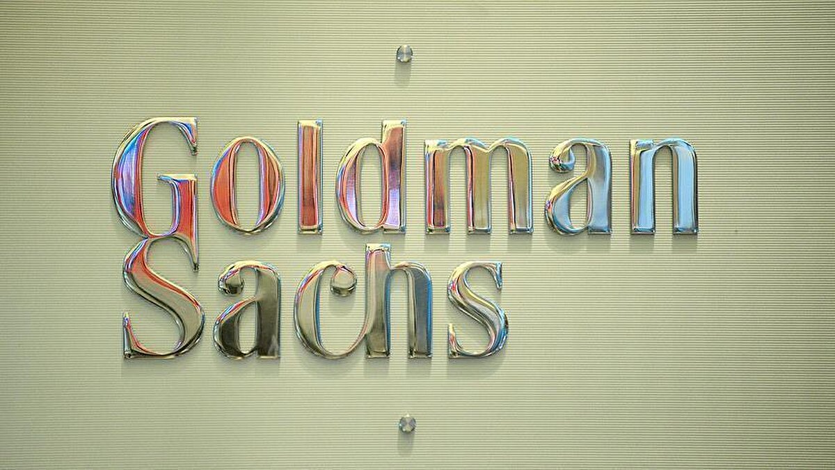 Bankaya göre düşüş geçici: Orta vadede güçlü görünüm<br><br>Goldman, fiyatlardaki geri çekilmenin kalıcı bir trendin başlangıcı olmadığı görüşünde. Banka raporunda, altının bu yıl genel olarak güçlü seyrettiği ve yaklaşık yüzde 75 değer kazanarak yatırımcıların güvenli liman arayışından destek bulduğu vurgulanıyor. Uzmanlara göre dolar etkisi kısa vadede sıkışma yaratsa da, altın orta vadede pozitif görünümünü koruyor.