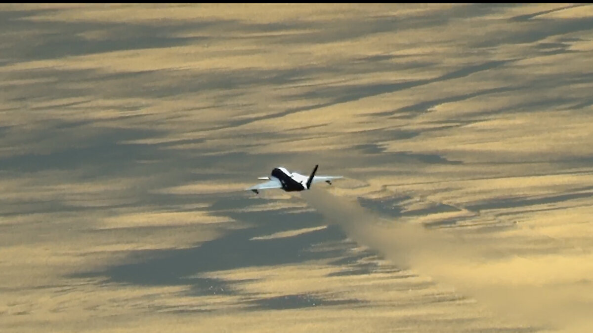 “Dünya Üzerinde Hiçbir İnsansız Savaş Uçağı Bu Kabiliyete Sahip Değil”<br><br>Baykar Uçuş Eğitim ve Test Merkezi Birim Lideri Halil Akar, testin önemini şu sözlerle anlattı:<br><br>“KIZILELMA’ya kazandırmak istediğimiz hava hedeflerine angaje olabilme kabiliyeti dünyada bir ilk olacak. Gökdoğan’ın bağlı uçuş testini tamamladık. Yakında gerçekleştireceğimiz gerçek atış testiyle KIZILELMA havadan havaya angajman kabiliyeti kazanmış olacak. Bu Türk savunma sanayii için bir dönüm noktasıdır. Testte Bayraktar AKINCI da KIZILELMA’ya eşlik ederek uçuş görüntülerini kaydedecek.”