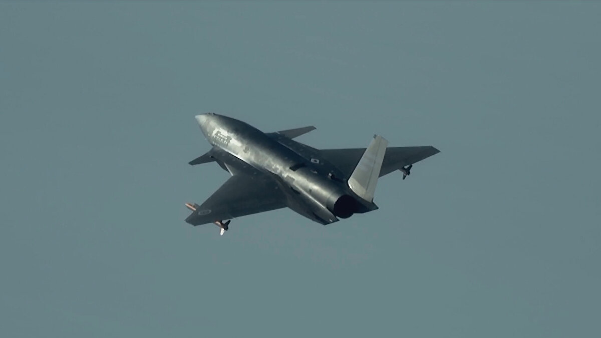 2026’da Envantere Girecek<br><br>Türk savunma sanayisinde devrim niteliğinde kabul edilen KIZILELMA projesi hızla ilerliyor. 2026’nın ilk çeyreğinde envantere girmesi planlanan platform, kısa pistli uçak gemilerinden kalkış-konuș yapabilecek kabiliyetiyle de dikkat çekiyor.