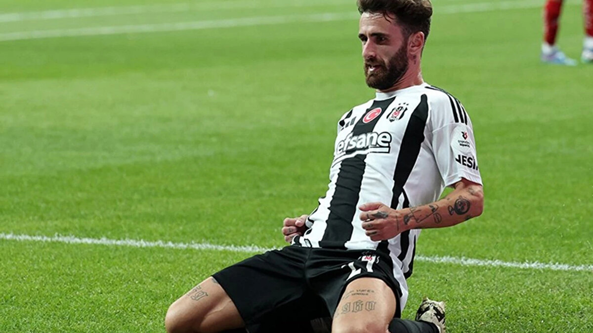 BENFİCA YAKIN TAKİPTE<br><br>Portekiz ekibi Benfica, Rafa Silva'daki gelişmeleri yakından takip etmeyi sürdürüyor. 2016-2024 yılları arasında Benfica'da oynayan 32 yaşındaki futbolcu, Beşiktaş'a da Portekiz ekibinden transfer olmuştu.