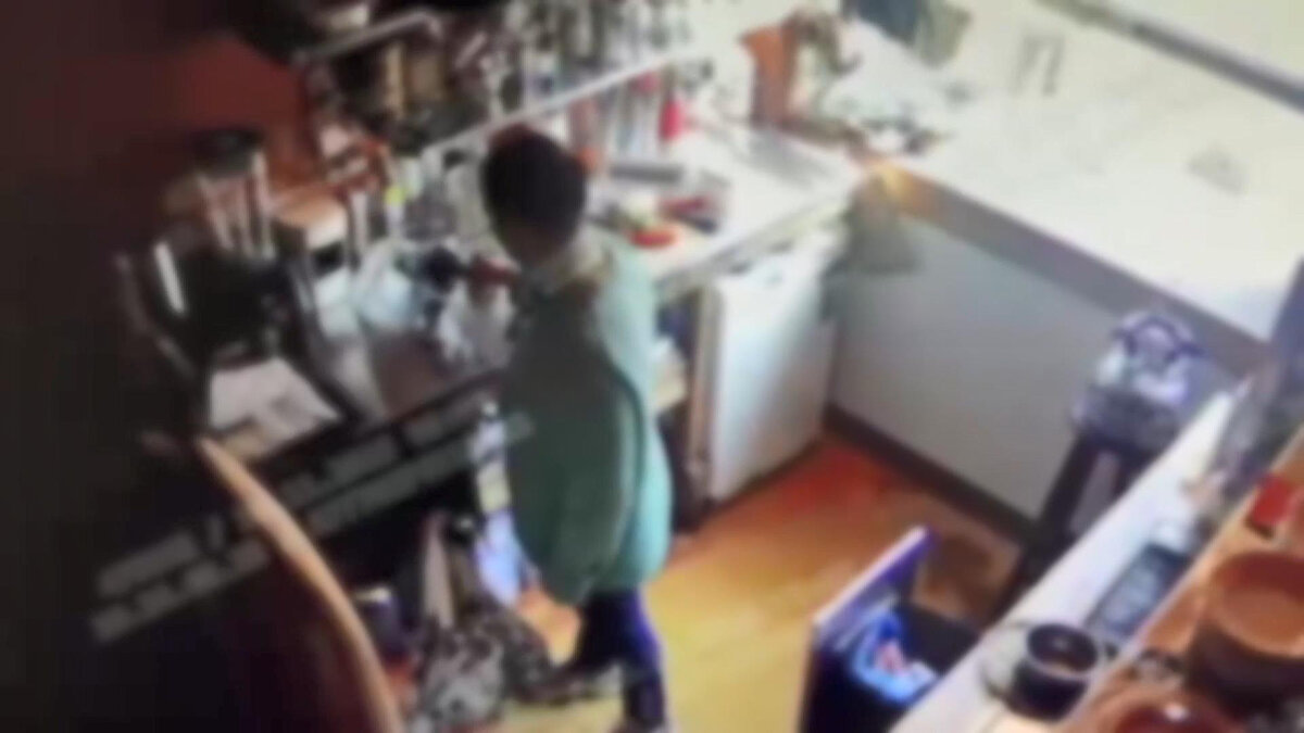 Olay günü yaşananları anlatan Münire A., kafenin kısa sürede kalabalıklaştığını ve Sıla Nur’un müşterilere yetişmeye çalıştığını söyledi. Yardım teklif ettiğinde Sıla Nur’un kendisine kahve makinesinde hazır bulunan kahveleri fincanlara koymasını ve yanlarına küçük bardakta su ekleyip servis etmesini söylediğini aktardı. Münire A., tezgâh üzerinde duran bir şişeden su doldurarak kahveleri servis ettiğini belirtti.