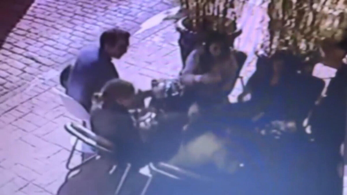 Sıla Nur Ö. ise yoğunluk sebebiyle panik yaşadığını ifade ederek, önce üç, ardından iki müşterinin daha gelmesiyle işlerin karıştığını anlattı. Münire’nin yardım teklifini kabul ederek kahveleri fincanlara koymasını ve su eklemesini istediğini söyledi. <br><br>Zehirlenme olayının ardından diğer müşterilere servis yapmayı durduklarını dile getiren Sıla Nur Ö., şöyle devam etti: "Münire bana içerisinde deterjan olduğunu bildiğim şişeleri göstererek 'Bu sulardan yaptım kahveyi' dedi. Ben bunu duyunca zaten dünya başıma yıkılır gibi oldu. ‘Münire bu şişelerin içerisinde deterjan vardı' dedim. Bu şişeler sürekli olarak içerisine deterjan koyduğumuz cam şişelerdir. Üzerlerinde herhangi bir ibare yoktur. Deterjanların rengi su rengine benzer ve görünüş olarak sudan bir farkı yoktur. Yaşanan bu olaydan dolayı çok üzgünüm."