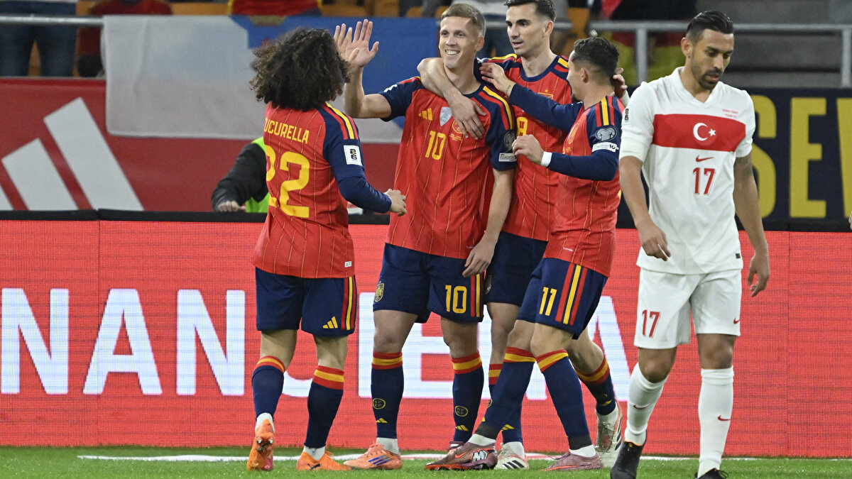 AL MUNDIAL CON RÉCORD... Y EMPATE AMARGO: İspanya, Türkiye ile 2-2 berabere kalarak 2026 Dünya Kupası biletini matematiksel olarak garantiledi, aynı zamanda İtalya'nın 31 maçlık yenilmezlik serisi rekorunu egale etti. Ancak, ikinci yarıdaki rahat oyunu nedeniyle sonuç "acı" olarak nitelendirildi. Luis de la Fuente'nin (İspanya Teknik Direktörü) iptal edilen son saniye golü nedeniyle dördüncü hakeme tepki gösterdiği belirtildi.<br>