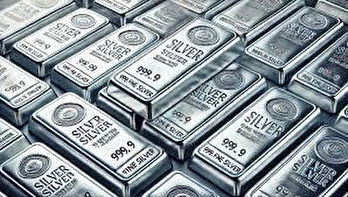 “Aynı altın gibi alabilirsiniz”<br><br>“Vatandaş gümüşü nasıl alabilir?” sorusunu yanıtlayan Memiş, bankalarda gümüş hesabı açılabileceğini, tıpkı altın gibi fiziki alımın da mümkün olduğunu söyledi. Canlı yayında granül ve külçe gümüşleri göstererek 10–100 gram arasında çeşitlerin bulunduğunu aktardı.<br>Memiş, “Elimdeki 50 gram gümüş 70 TL olsa 3.500 TL yapar, bir çeyrekten daha ucuz.” dedi.