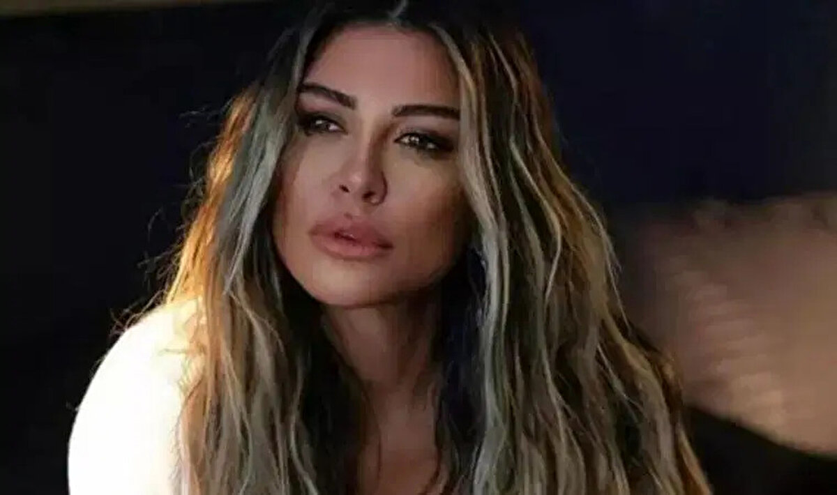 Survivor 2026 Ünlüler – All Star sezonunun en merak edilen isimlerinden biri olan Selen Görgüzel, Acun Ilıcalı’nın sosyal medya paylaşımıyla resmen açıklandı. Ünlü şarkıcı ve oyuncunun yarışmaya katılacağının duyurulması sonrası “Selen Görgüzel kimdir, kaç yaşında, hangi projelerde yer aldı?” soruları yoğun şekilde araştırılmaya başladı. İşte Selen Görgüzel’in hayatı, kariyeri ve Survivor macerasına dair tüm detaylar…