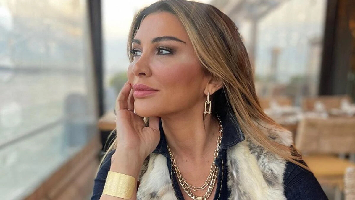 Selen Görgüzel kimdir?<br><br>1979 yılında İstanbul’da doğan Selen Görgüzel 46 yaşındadır. Eğitimini İstanbul 50. Yıl Tahran Lisesi’nde tamamlayan Görgüzel, genç yaşlardan itibaren televizyon ve sahne dünyasına ilgi duymaya başladı. Babası matbaacı olan, annesi ise ev hanımı olan ünlü isim, ayrıca Amerika’da yaşayan bir erkek kardeşe sahiptir. Lise yıllarında Okan Bayülgen’in “Televizyon Çocuğu” programında kamera arkasında part-time çalışarak medya sektörüne ilk adımını attı.