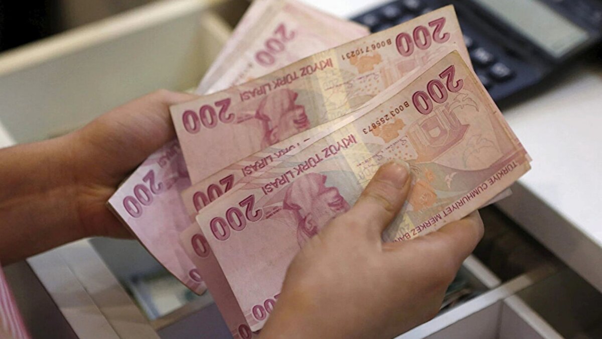 Filiz Eryılmaz: “Yüzde 23–26 arası öne çıkıyor”<br><br>Ekonomist Filiz Eryılmaz, geçen yılki hesaplamaların bu yıl da uygulanabileceğini belirterek, Merkez Bankası’nın üst bant hedefi olan yüzde 19’un üzerine yüzde 4–5 refah payı eklenebileceğini ifade etti.<br>Eryılmaz’a göre olası yeni rakamlar şöyle:<br><br>%23 zam → 27.187 TL<br><br>%26 zam → 27.851 TL