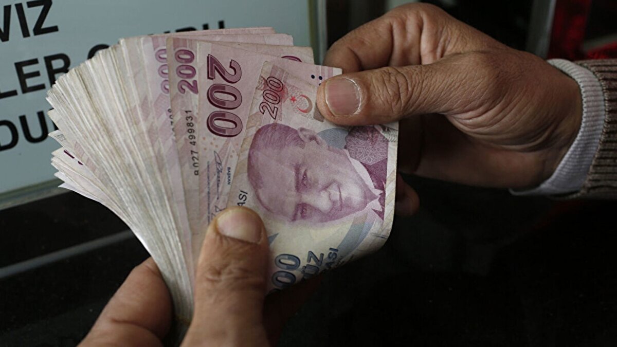 2026 yılı asgari ücreti konusunda ekonomi çevrelerinden gelen beklentiler netleşmeye başladı. Birçok uzman, Ocak ayında yapılacak yeni belirleme ile asgari ücretin 26.500 ile 27.000 TL civarında şekilleneceğini öngörüyor. Bu görüş, güncel enflasyon hedefleri ve ekonomik istikrar açısından önemli bir referans olarak öne çıkıyor.