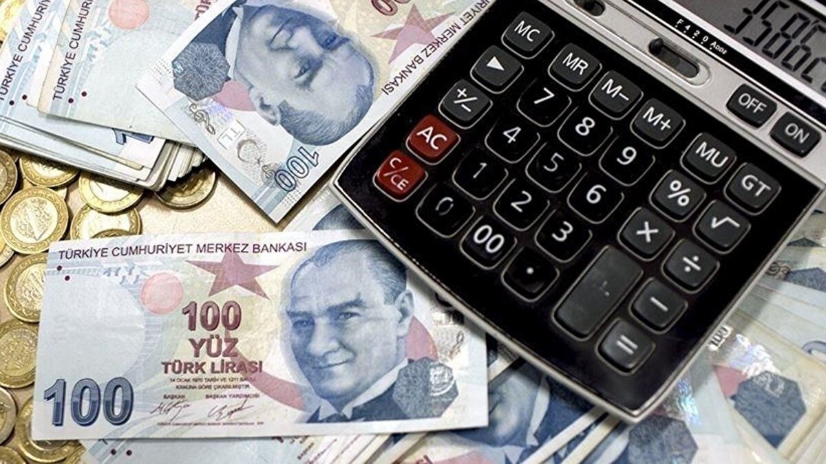 Gözler toplantıda<br><br>Asgari ücrete ilişkin hesaplamalar ve uzman yorumları, 2026 yılında yeni ücretin 27 bin TL’nin üzerinde, ağırlıklı olarak ise 28 bin TL civarında belirleneceğine işaret ediyor.<br><br>Kesin rakam ise Asgari Ücret Tespit Komisyonu’nun aralık ayında yapacağı toplantının ardından açıklanacak. Milyonların beklediği karar, yeni yıl öncesi ekonomi gündemini şekillendirmeye devam edecek.