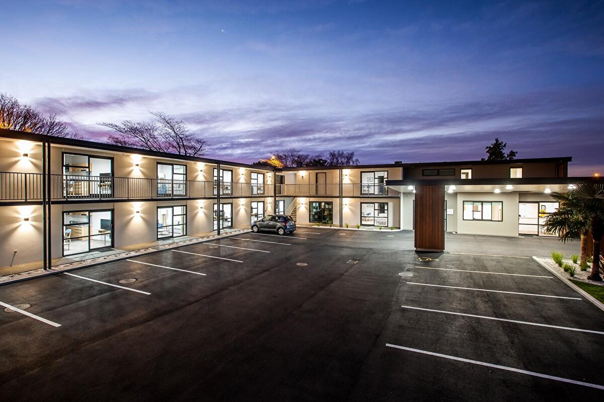 Otomobil kullanımının artmasıyla dilimize giren kelimelerden biri de motel oldu. Motor + hotel birleşiminden türeyen bu sözcük, 1925'te Los Angeles Times’ın bir manşetiyle geniş kitlelere ulaştı.<br><br>Aynı yıl ortaya çıkan diğer otomobil terimleri arasında gas station, bumper to bumper ve speedtrap de bulunuyor.