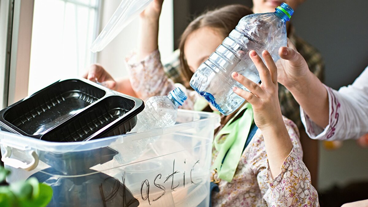 Bugün çevre ile özdeşleşen recycle kelimesi ise 1925 sonunda bir patent dosyasında ilk kez geçti. O dönem “fenolik bileşenlerin geri kazanılması için sıvı atıkların tekrar çevrimi” anlamında kullanılıyordu.