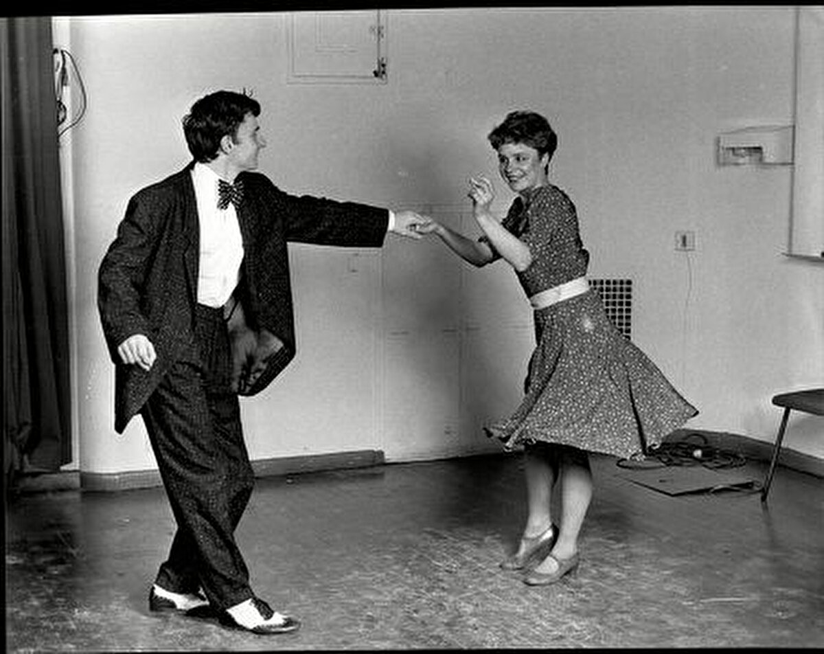 Jive kelimesi ise başlangıçta “boş, kandırıcı, saçma konuşma” için kullanılsa da kısa sürede swing müzik, dans ve özel jargon anlamlarını da kazandı.