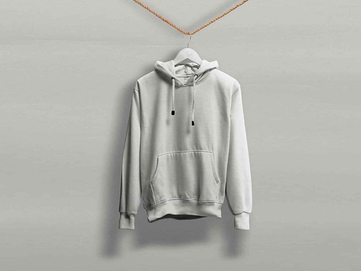 Sweatshirt, sporcuların giydiği yakasız, kalın kumaştan yapılmış bir üst kıyafet olarak tanımlansa da 1925’ten önce kullanılmasına rağmen bu isimle ilk olarak o yıl anılmaya başlandı. Aynı dönemde underpants ve sweatpants gibi giyim terimleri de sözlük kaydı aldı.