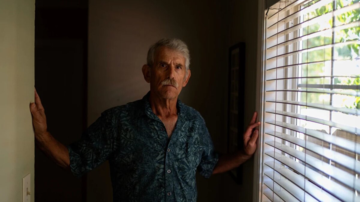 Otoimmün ensefalit, vücudun bağışıklık sisteminin beyne saldırarak iltihaplanmaya neden olduğu bir dizi ilişkili rahatsızlıktır. Bağışıklık sistemi, yanlışlıkla beyin hücrelerine saldıran antikor adı verilen maddeler üretir. Uzmanlara göre her yıl yeni antikorların bulunması, hastalığın tanınmasını kolaylaştırıyor ancak erken teşhis hâlâ kritik önem taşıyor. Hastalık; unutkanlık, halüsinasyon, nöbet, davranış değişiklikleri ve psikoz benzeri belirtilerle ilerleyebiliyor.<br><br>Bazı alt türlerde antikorlar özellikle hafıza merkezlerini hedef alırken, bazılarında duyusal ve motor alanlar etkileniyor.