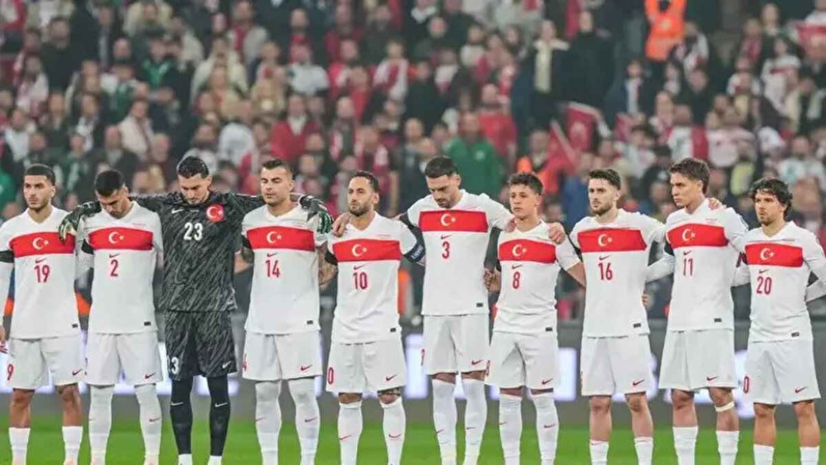 Türkiye hangi takımla eşleşecek?<br><br>A Milli Takım, 1. torbada yer aldığı için yarı finalde 4. torbadaki bir takımla karşılaşacak. Yani Türkiye’nin muhtemel rakipleri:<br><br>İsveç<br><br>Romanya<br><br>Kuzey Makedonya<br><br>Kuzey İrlanda