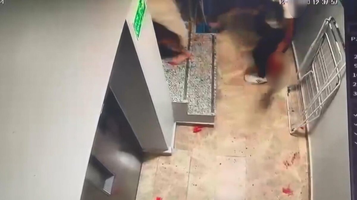 Televizyon programında aranan Nimet Ç.’nin yerinin ortaya çıkmasının ardından yaşanan süreç, Kağıthane’de kanlı bir hesaplaşmaya dönüştü. Rüstem Ç., eşini ve oğlunun arkadaşını aynı otel odasında görünce saldırıya geçti. Bıçaklı kavga sırasında otel çalışanlarından biri süpürgeyle müdahale ederek saldırıyı durdurmaya çalıştı. Hem saldırgan kocanın hem de yaralanan Mehmet U.’nun sabıka kayıtları ortaya çıkınca dosya daha da genişledi.