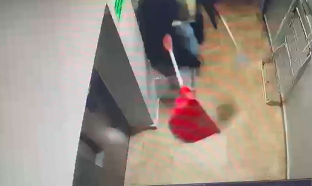 Nimet Ç. ve Mehmet U., olaydan iki gün önce aynı televizyon programına katıldıktan sonra Kağıthane’de bir otele yerleşti. Akşam saatlerinde otele gizlice giren Rüstem Ç., ikiliyi aynı odada görünce sinirlerine hâkim olamadı.