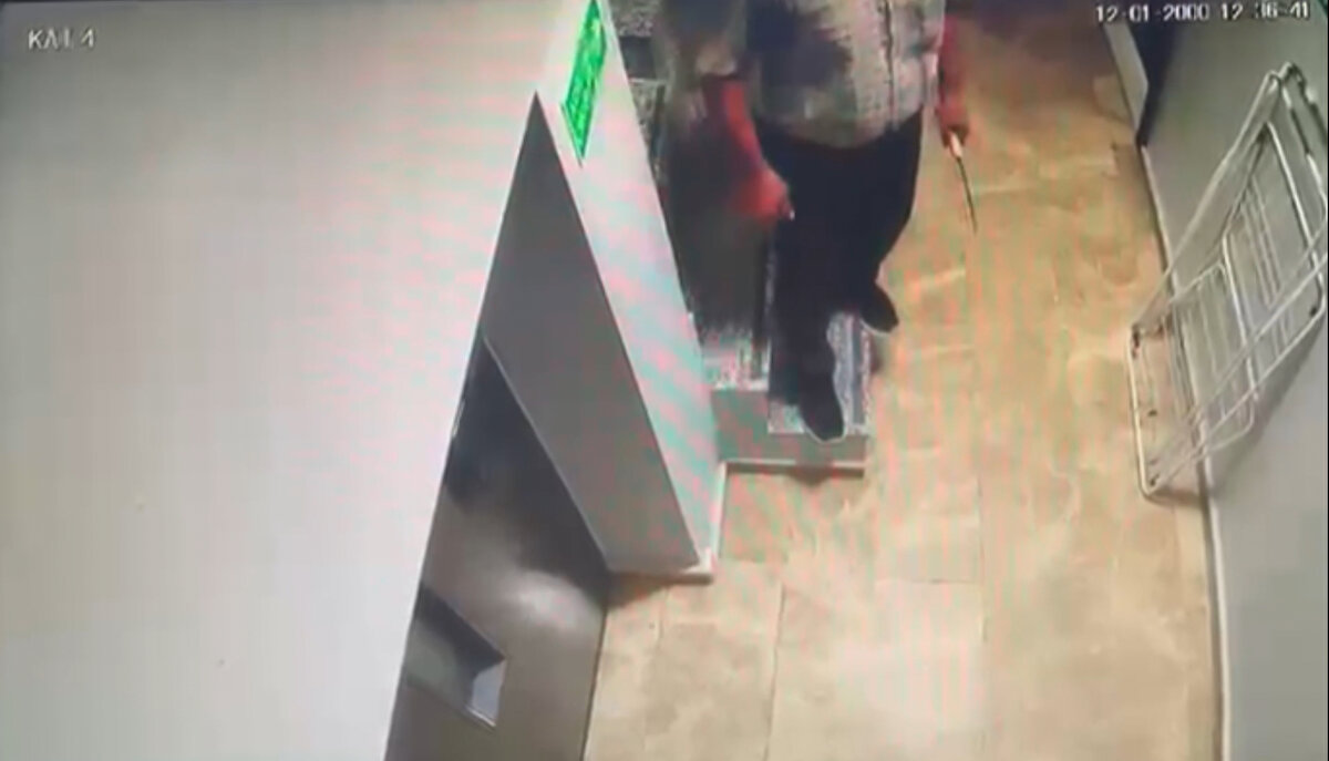 İstanbul Kağıthane'de 52 yaşındaki Rüstem Ç., boşanma aşamasında olduğu 50 yaşındaki eşi Nimet Ç. ile oğlunun 28 yaşındaki arkadaşı Mehmet U.’yu birlikte kaldıkları otelde yakalayınca ortalık karıştı.